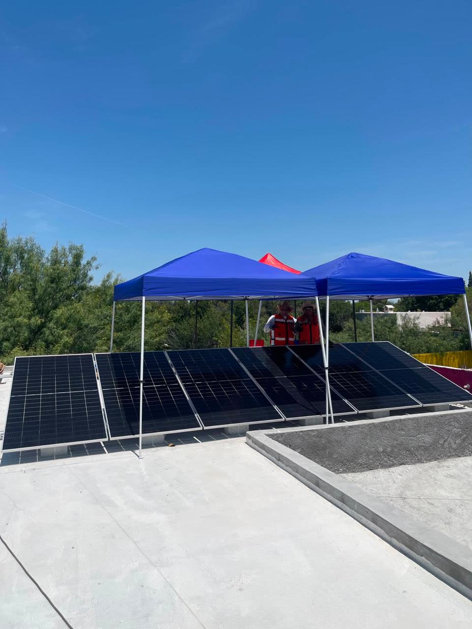 Equipo de ENERCO trabajando en azotea