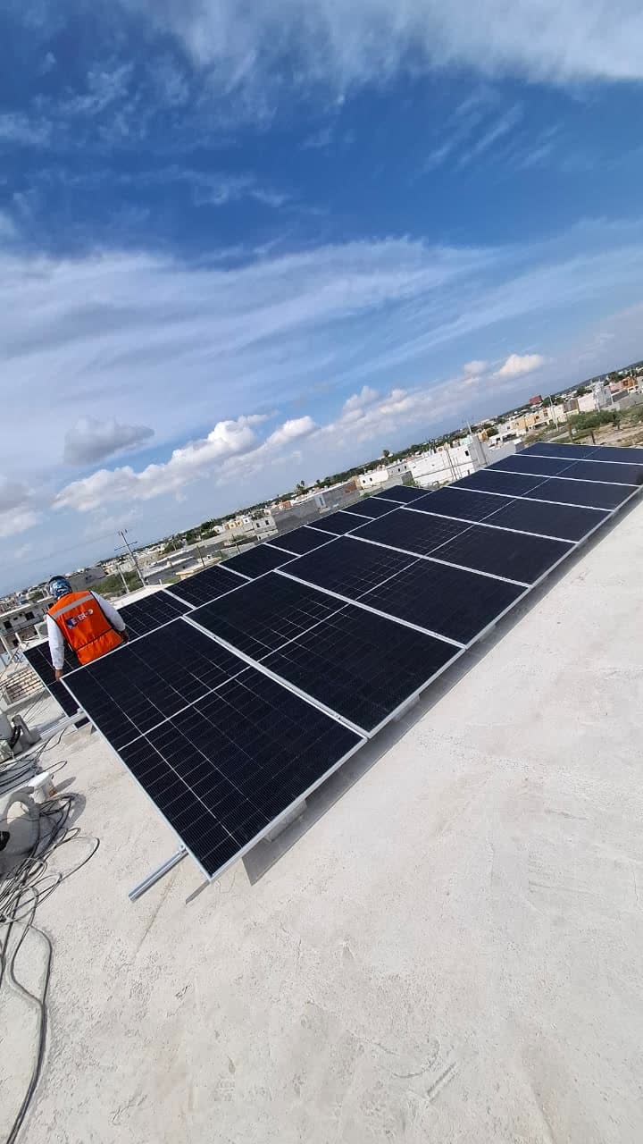 Equipo de ENERCO instalando paneles