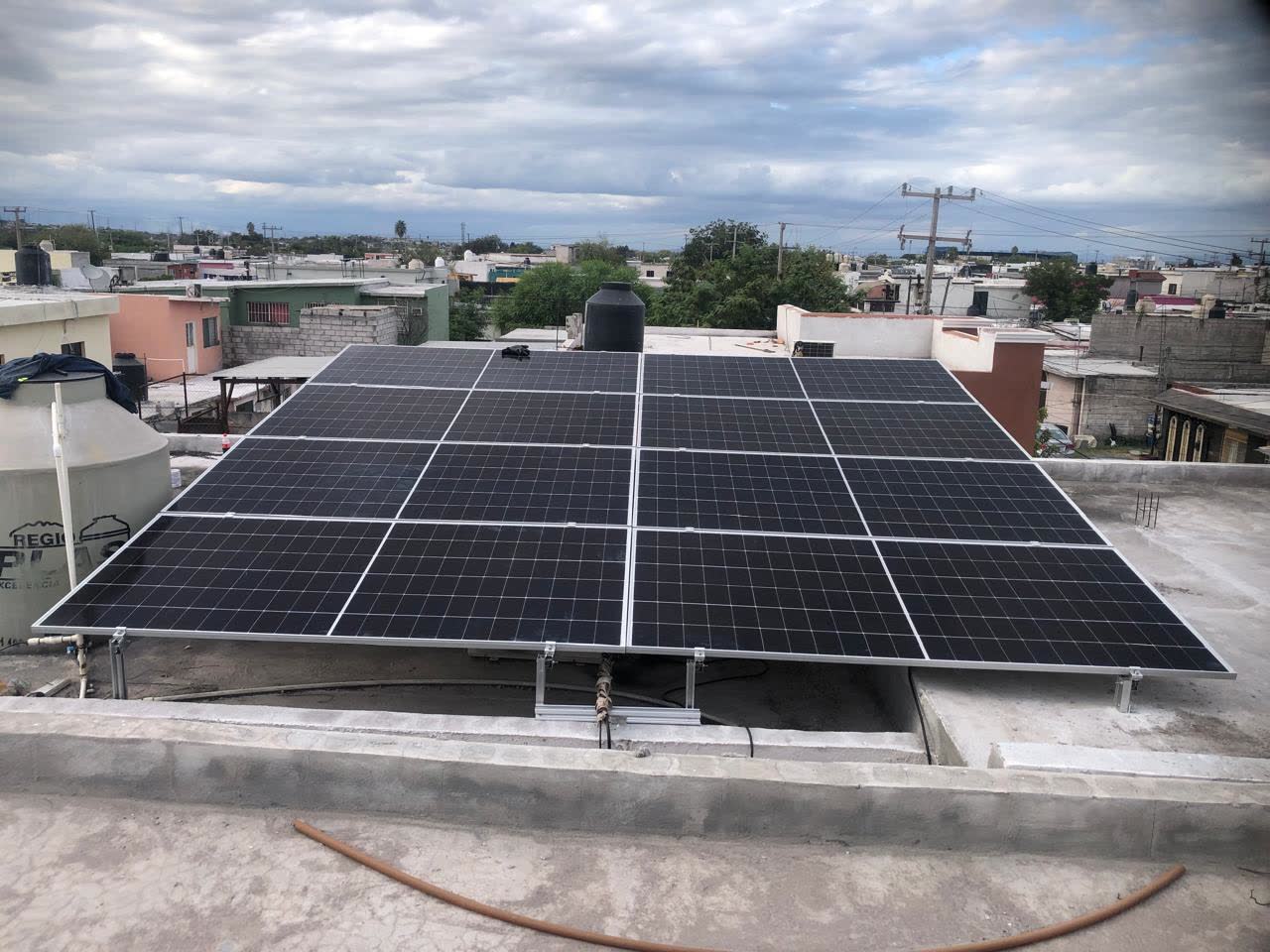 Paneles solares instalados en un techo