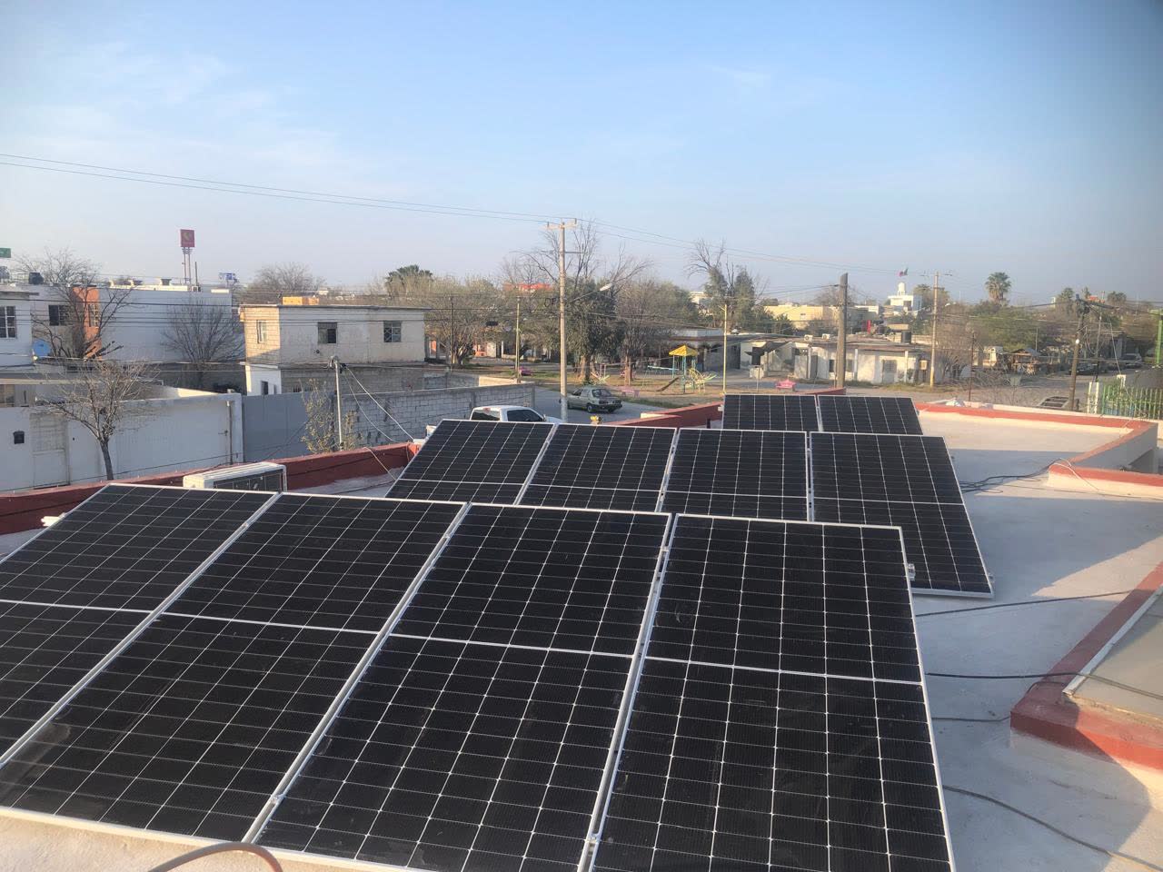 Paneles solares al atardecer