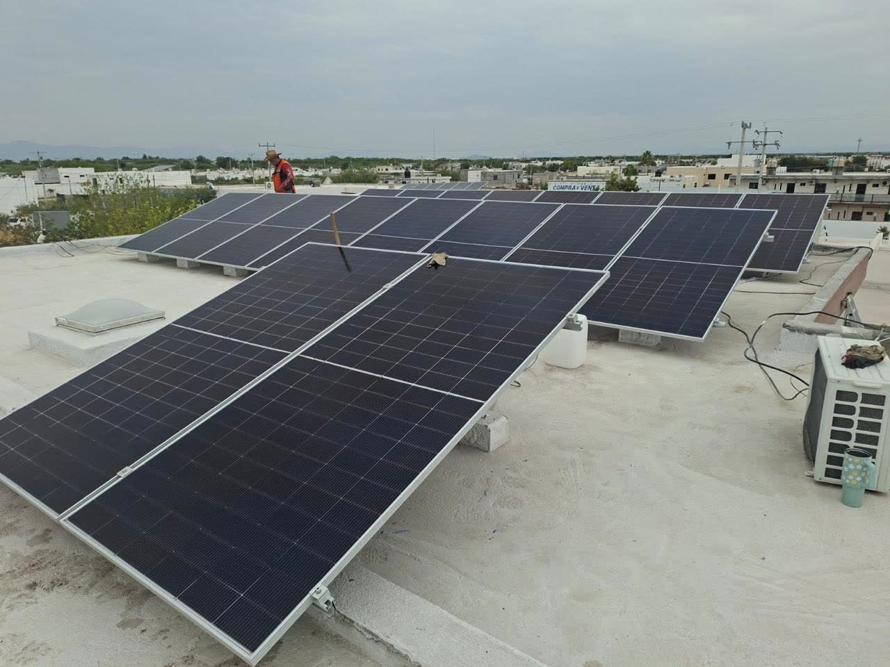 Dos arreglos de paneles solares en azotea