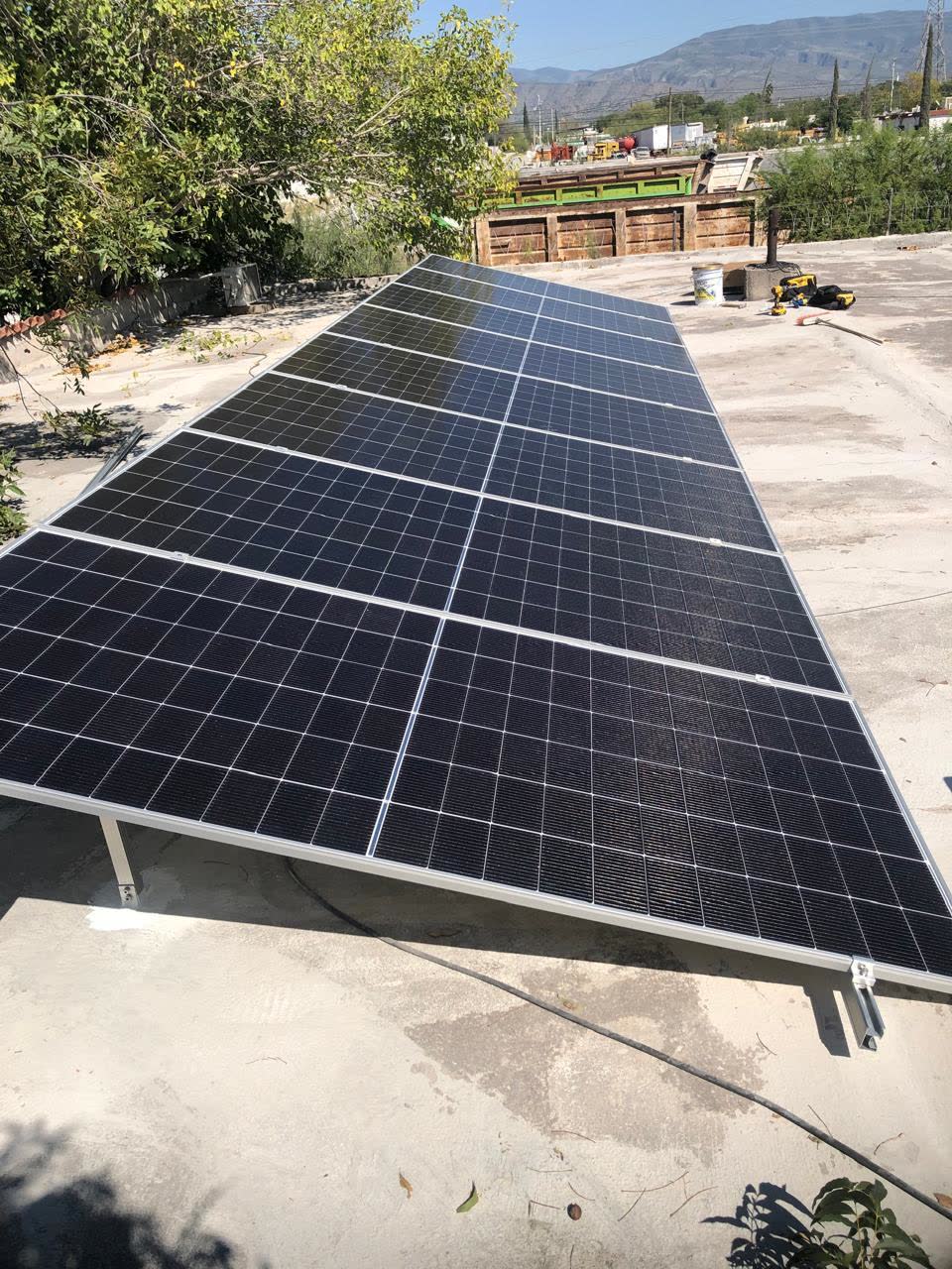 Arreglo largo de paneles solares