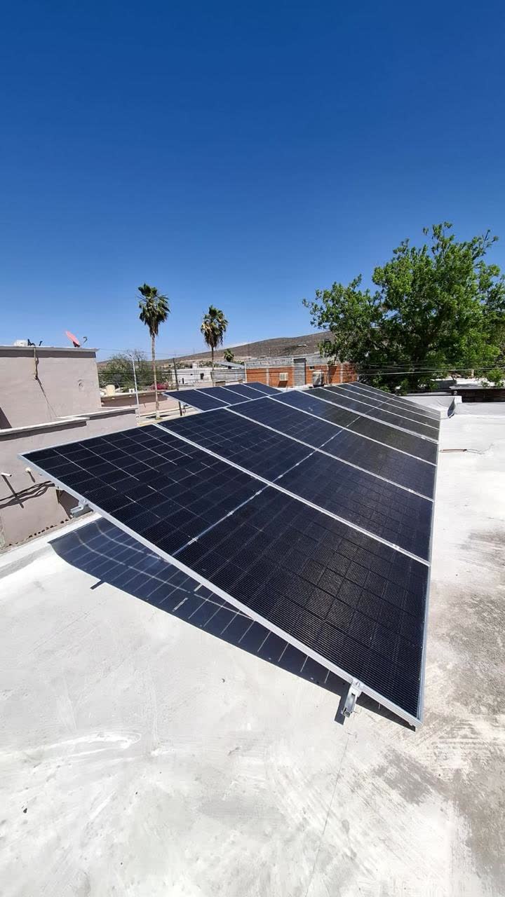 Hilera de paneles solares en azotea